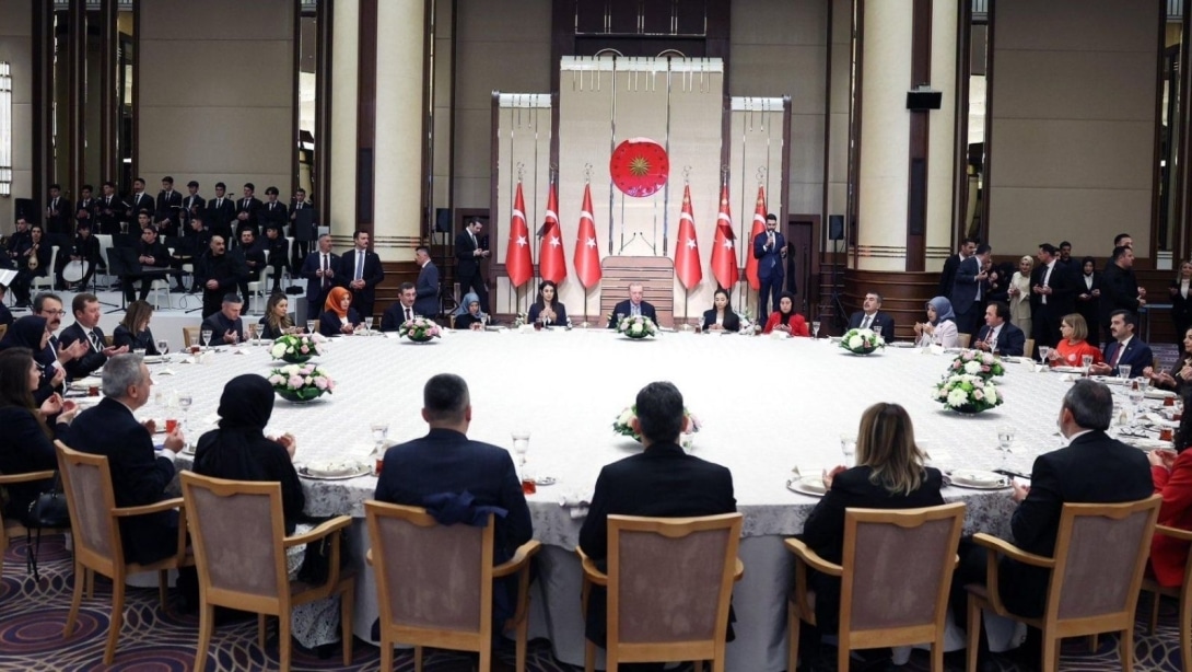 Cumhurbaşkanı Erdoğan, Eğitim Ailesi İle İftar Programı’nda Eğitimcilerle Bir Araya Geldi