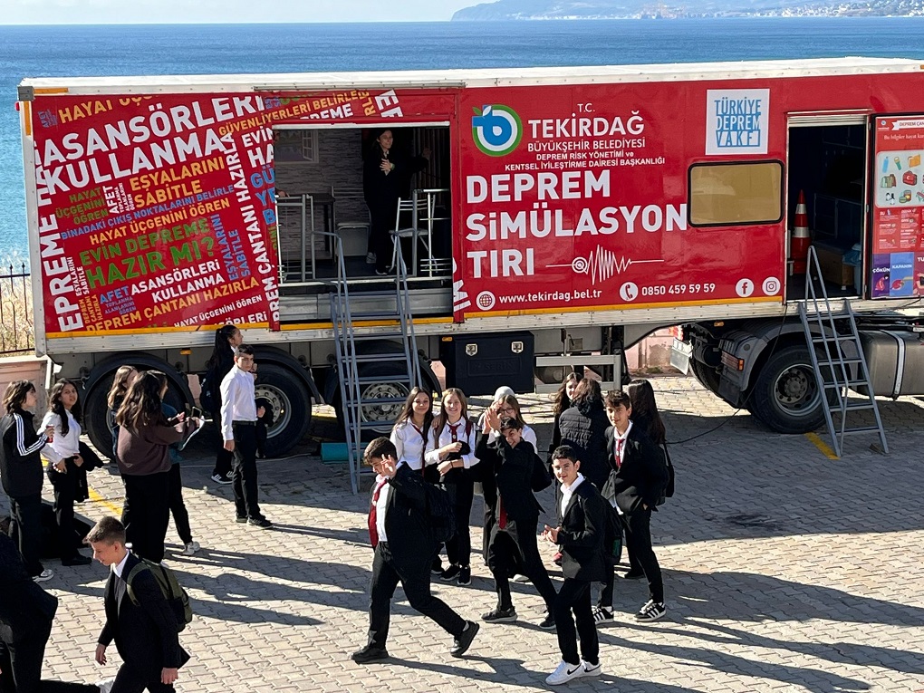 DEPREM SİMÜLASYON TIRI İLE 460 BİN KİŞİYE EĞİTİM VERİLDİ