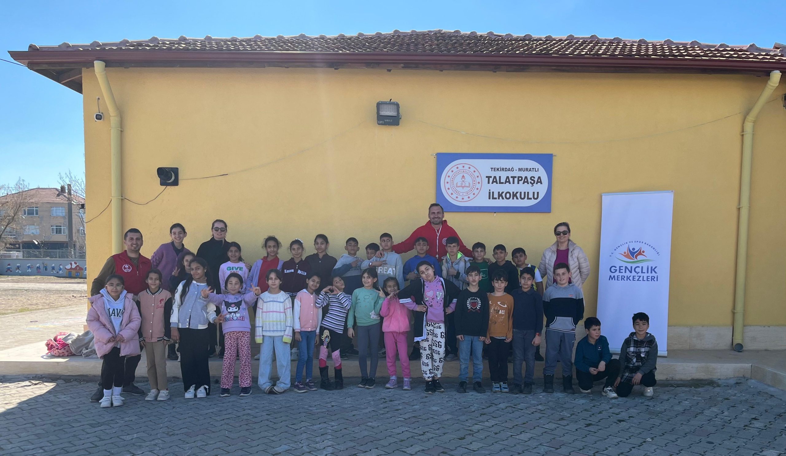 TALATPAŞA İLKOKULU ÖĞRENCİLERİ GÜNEŞLİ HAVANIN TADINI ÇIKARDI
