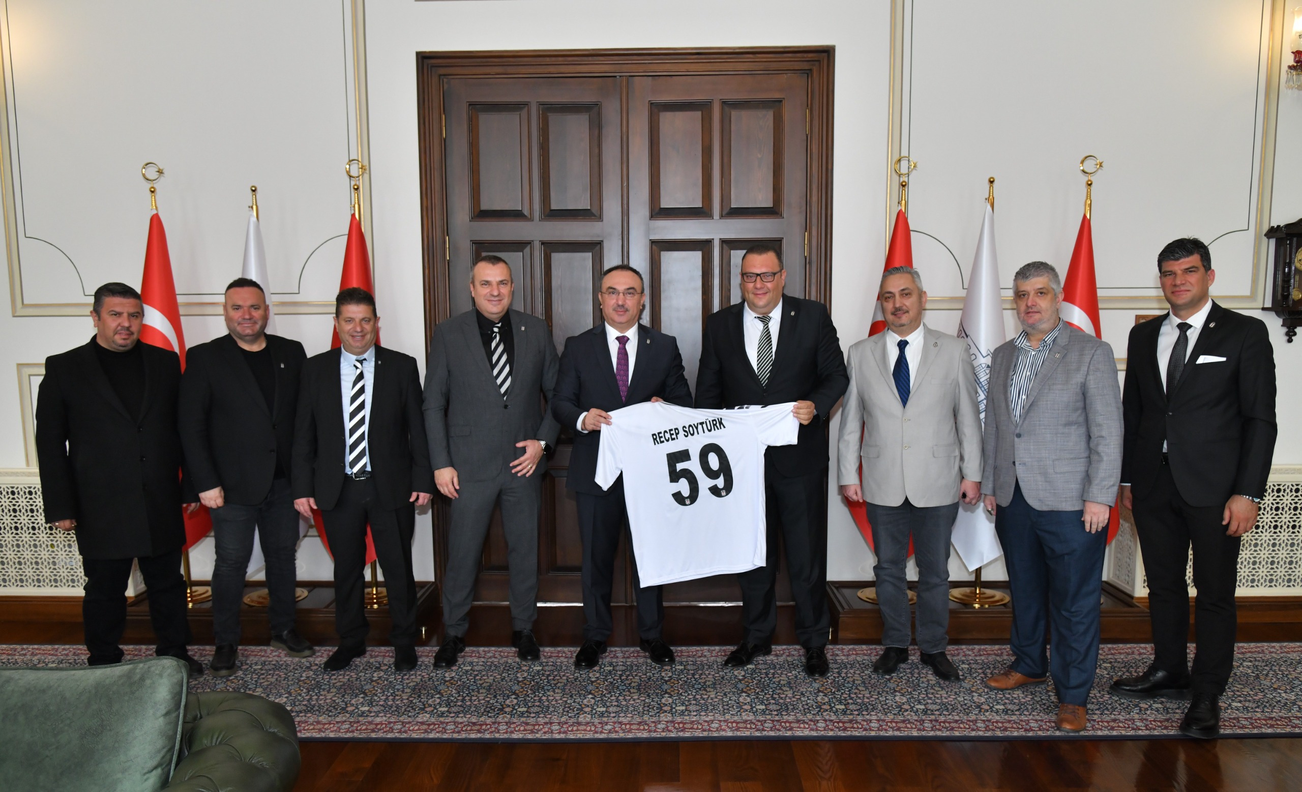 Tekirdağ Beşiktaşlılar Derneği Başkan ve Üyeleri Vali Soytürk’ü Ziyaret Etti