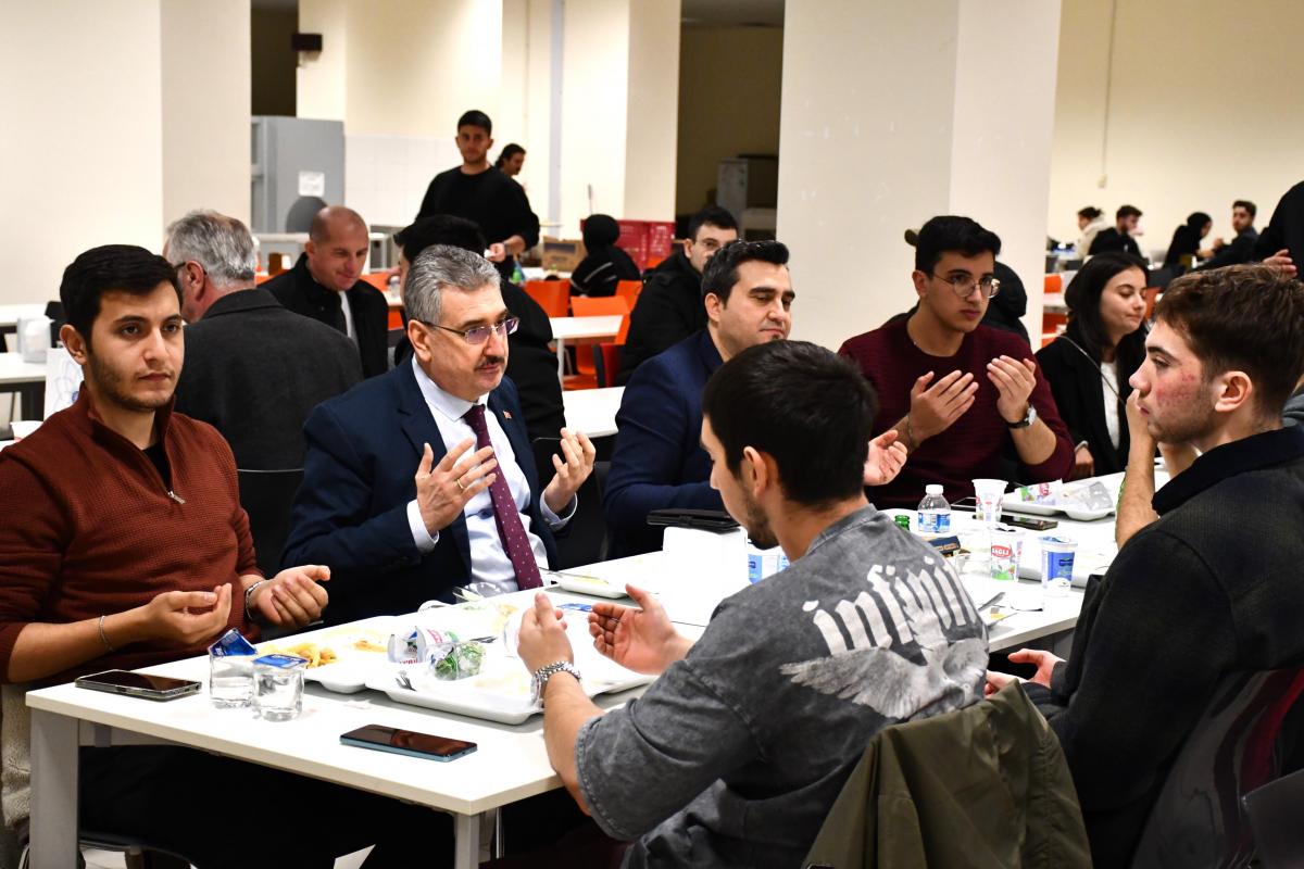 ÜNİVERSİTEMİZ REKTÖRÜ PROF. DR. MÜMİN ŞAHİN ÖĞRENCİLERLE İFTARDA BULUŞTU