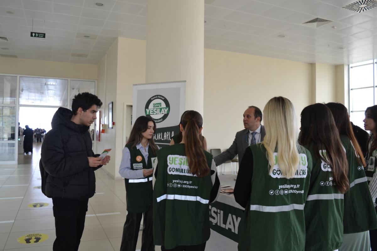 ÜNİVERSİTEMİZDE YEŞİLAY BİLGİLENDİRME STANDI AÇILDI