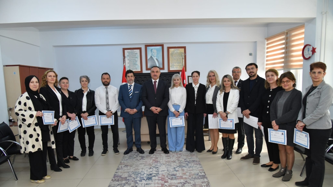 Vali Soytürk Okul İdarecileri ve Öğretmenlere “Başarı Belgesi” Takdim Etti