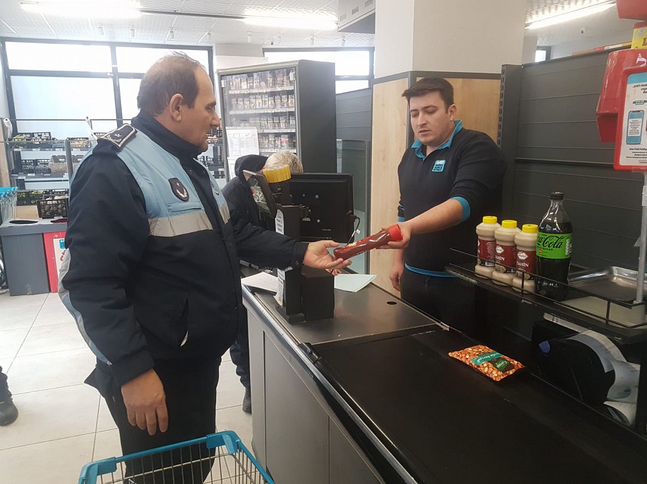 ZABITA MÜDÜRLÜĞÜ EKİPLERİMİZ İLÇEDEKİ KANTİNLER VE MARKETLERDE DENETİMLER GERÇEKLEŞTİRMEYE DEVAM EDİYOR