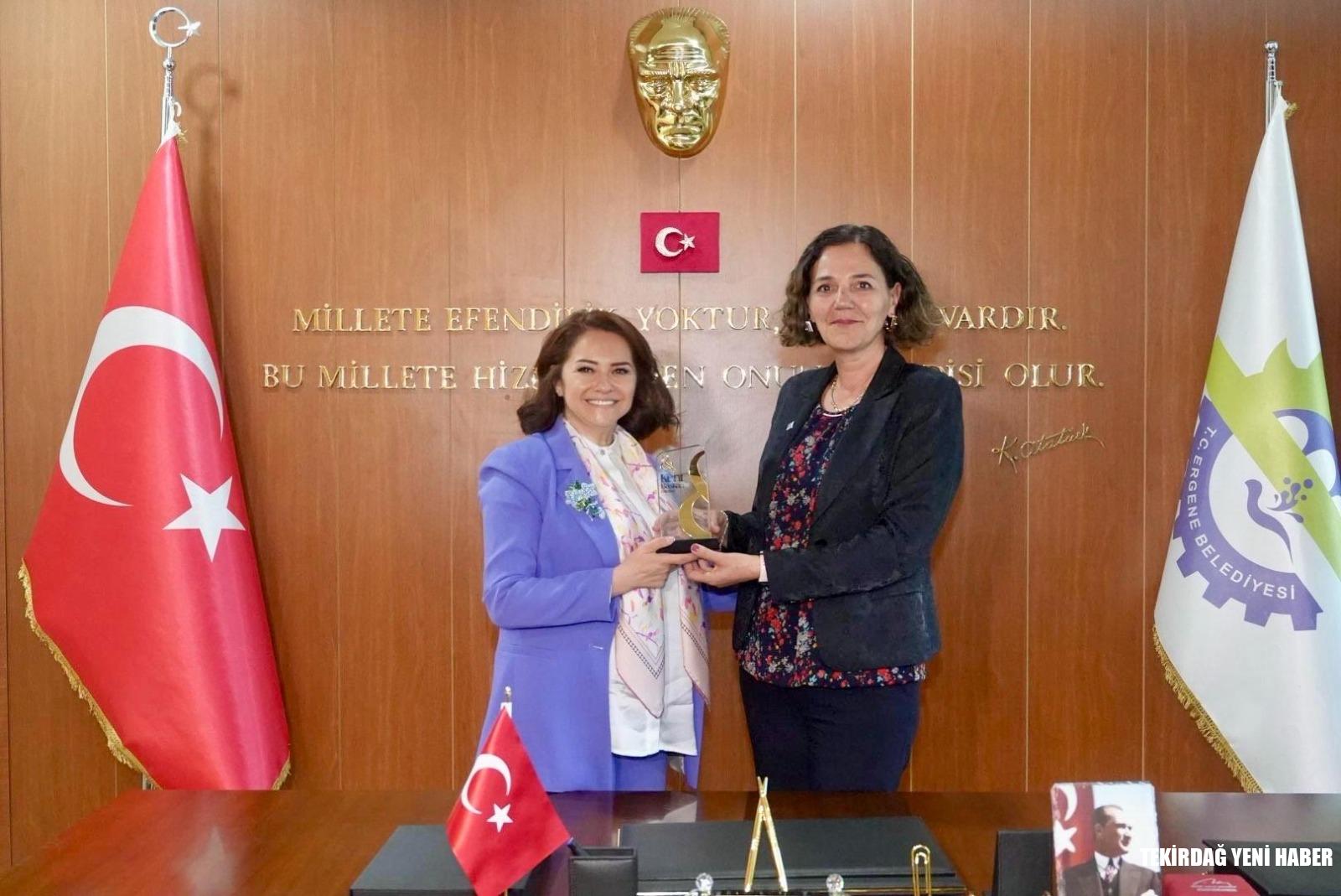 ERGENE BELEDİYE BAŞKANI MÜGE YILDIZ TOPAK’A BÜYÜK ONUR: “EN BAŞARILI İLÇE BELEDİYE BAŞKANI” ÖDÜLÜ