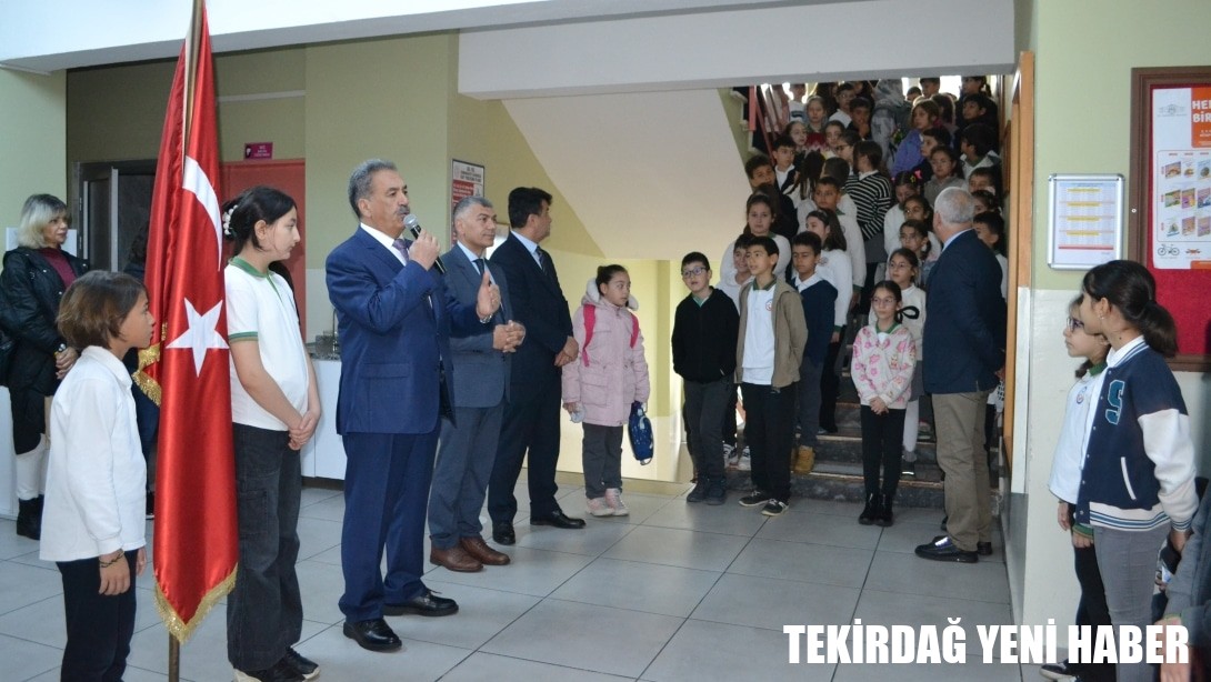İlçe Kaymakamı Sn. Mustafa GÜLER ve İlçe Milli Eğitim Müdürü Sn. Ebubekir ATİLLA 80.Yıl Cumhuriyet İlkokulunda Bayrak Törenine katıldı.