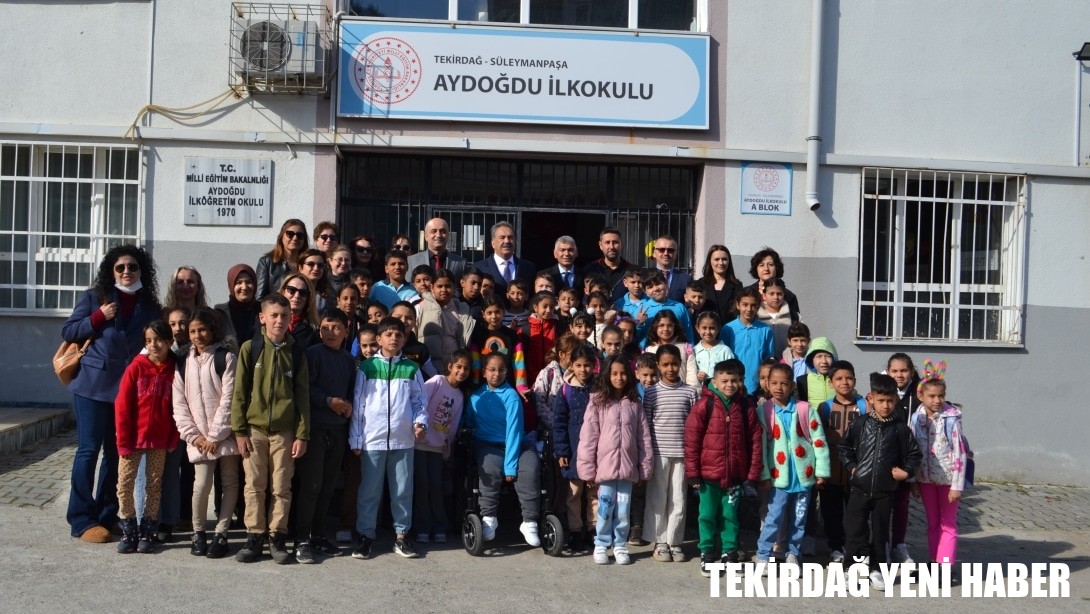 İlçe Kaymakamı Sn. Mustafa GÜLER ve İlçe Milli Eğitim Müdürü Sn. Ebubekir ATİLLA Aydoğdu ilkokulu ve Ortaokulunda Bayrak Törenine katıldı