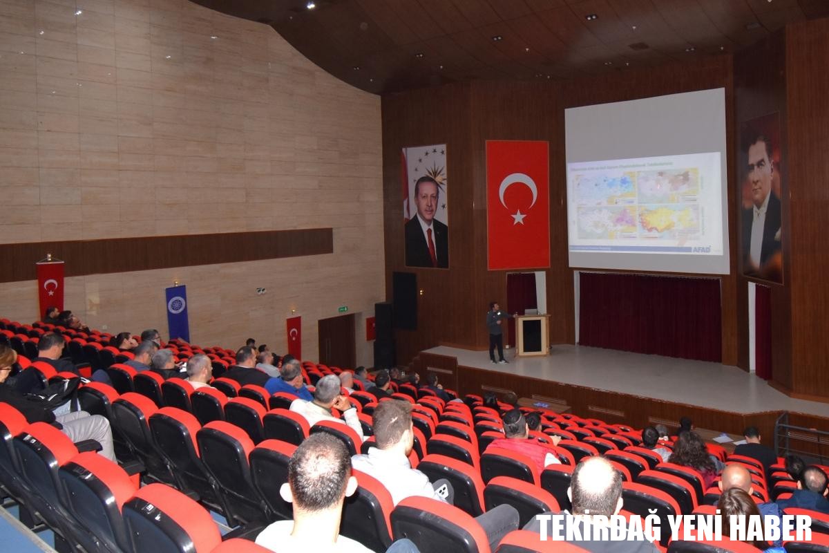 ÜNİVERSİTEMİZ BİRİMLERİNDEKİ ‘KURTARMA EKİBİ’NDE GÖREVLİ PERSONELE AFET FARKINDALIK EĞİTİMİ VERİLDİ