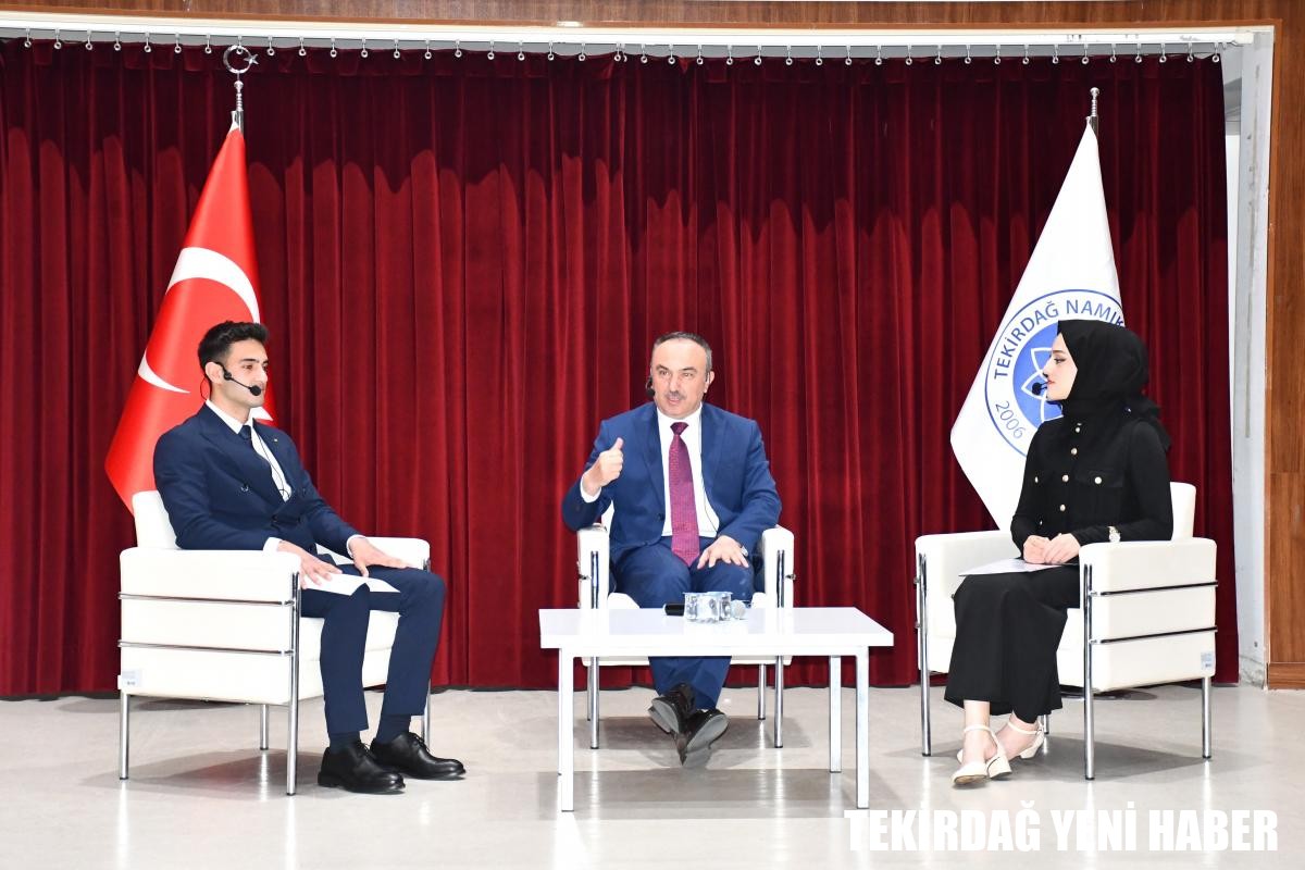 VALİ RECEP SOYTÜRK, ÜNİVERSİTEMİZ SİYASET BİLİMİ VE KAMU YÖNETİMİ BÖLÜMÜ ÖĞRENCİLERİYLE BULUŞTU