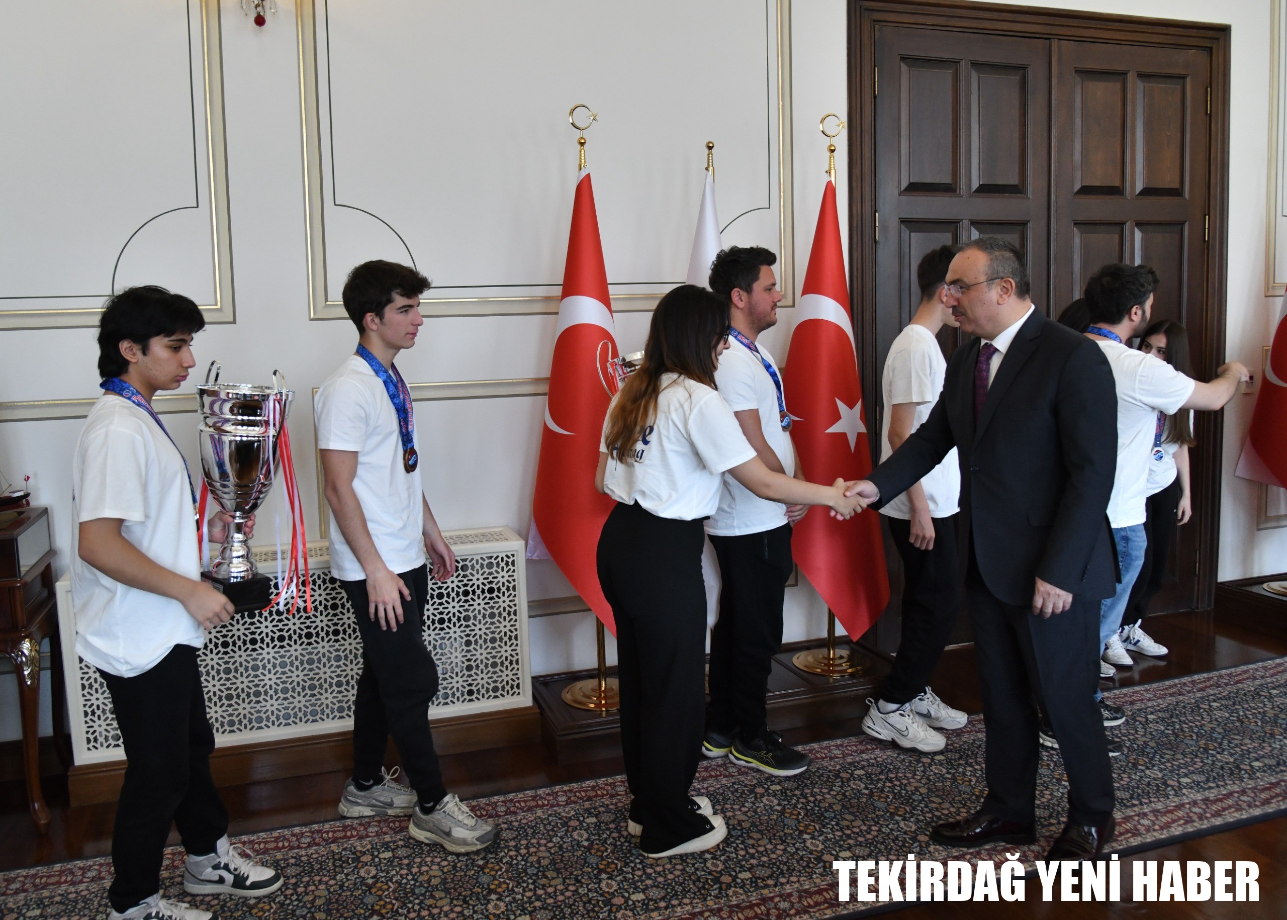 Vali Soytürk Başarılı Serbest Dalış Sporcularını Makamında Kabul Etti