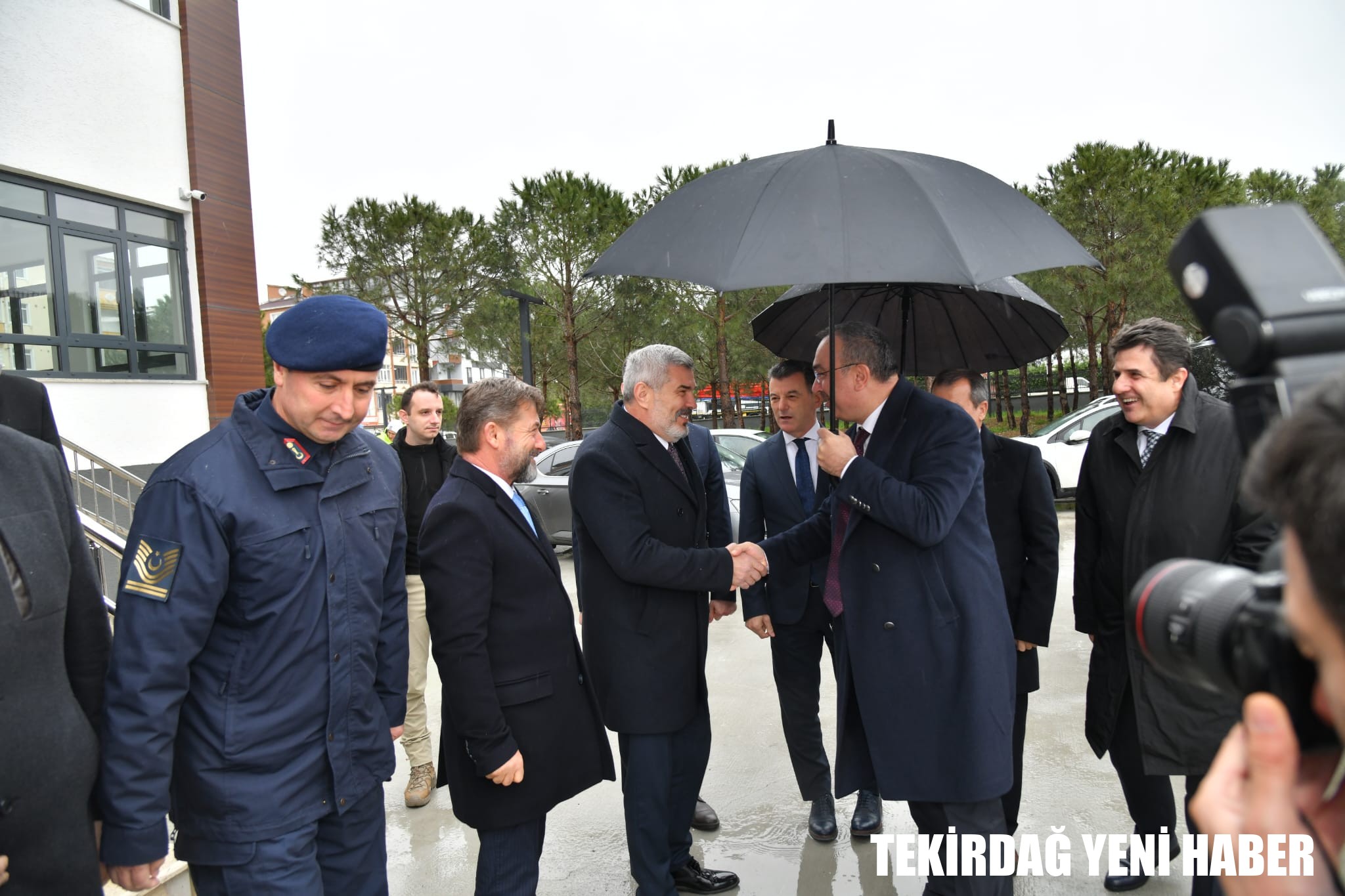 Vali Soytürk Yeni Yapılan Okulda İlk Ders Zilini Çaldı