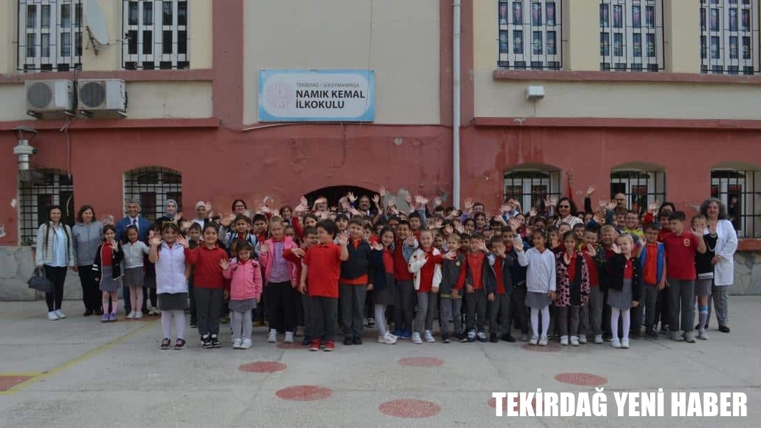 İlçe Kaymakamı Sn. Mustafa GÜLER ve İlçe Milli Eğitim Müdürü Sn. Ebubekir ATİLLA; İlçemiz Namık Kemal İlkokulunda Bayrak Törenine katıldı.