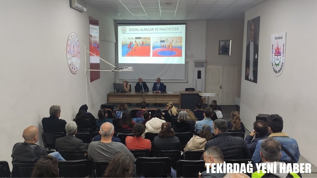 Mesleki ve teknik ortaöğretim kurumları hakkında, sorumlu müdür yardımcıları ve rehber öğretmenlere öğrenci ve velilerin doğru tercih ve meslek liselerine yönlendirilmesi amacıyla Şube Müdürü Sn. Ahmet ALTIN başkanlığında bilgilendirme toplantısı yapıldı