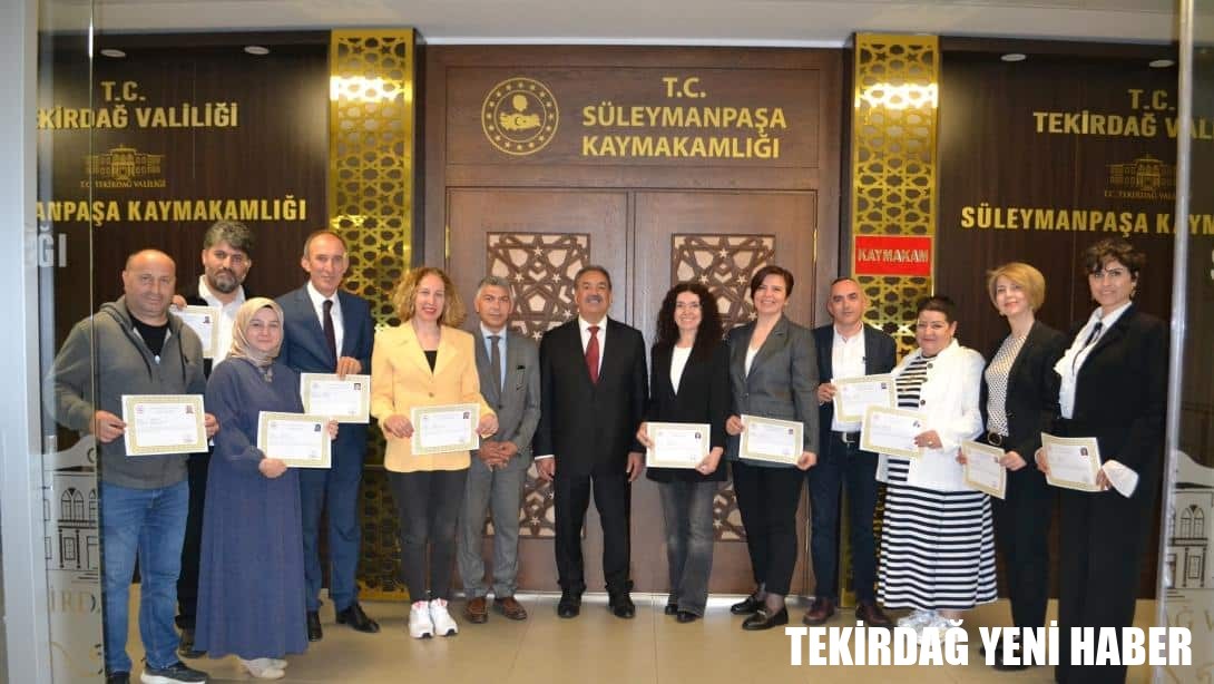 Namık Kemal Lise’si Öğretmenler’inin 18 Mart Şehitleri Anma Günü ve Çanakkale Zaferi’nin 110. Yıldönümü İl Programı’nda Gösterdikleri Gayretten Dolayı Kaymakam Sn. Mustafa GÜLER Tarafından Başarı Belgesi ile Ödüllendirildi