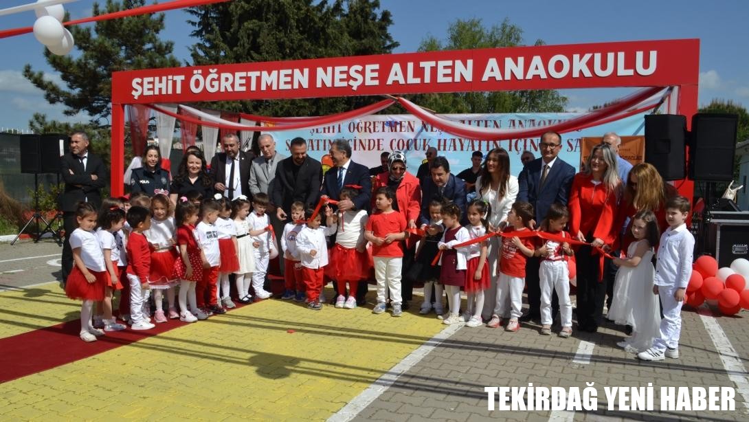 Şehit Öğretmen Neşe Alten Anaokulu’nda Gerçekleştirilen “Geçmişten Günümüze Türk Sanatları Minik Ellerle Buluşuyor” Etkinliğine Valimizin Eşi Sn. Nurdan SOYTÜRK ve Kaymakam Mustafa GÜLER Katıldı