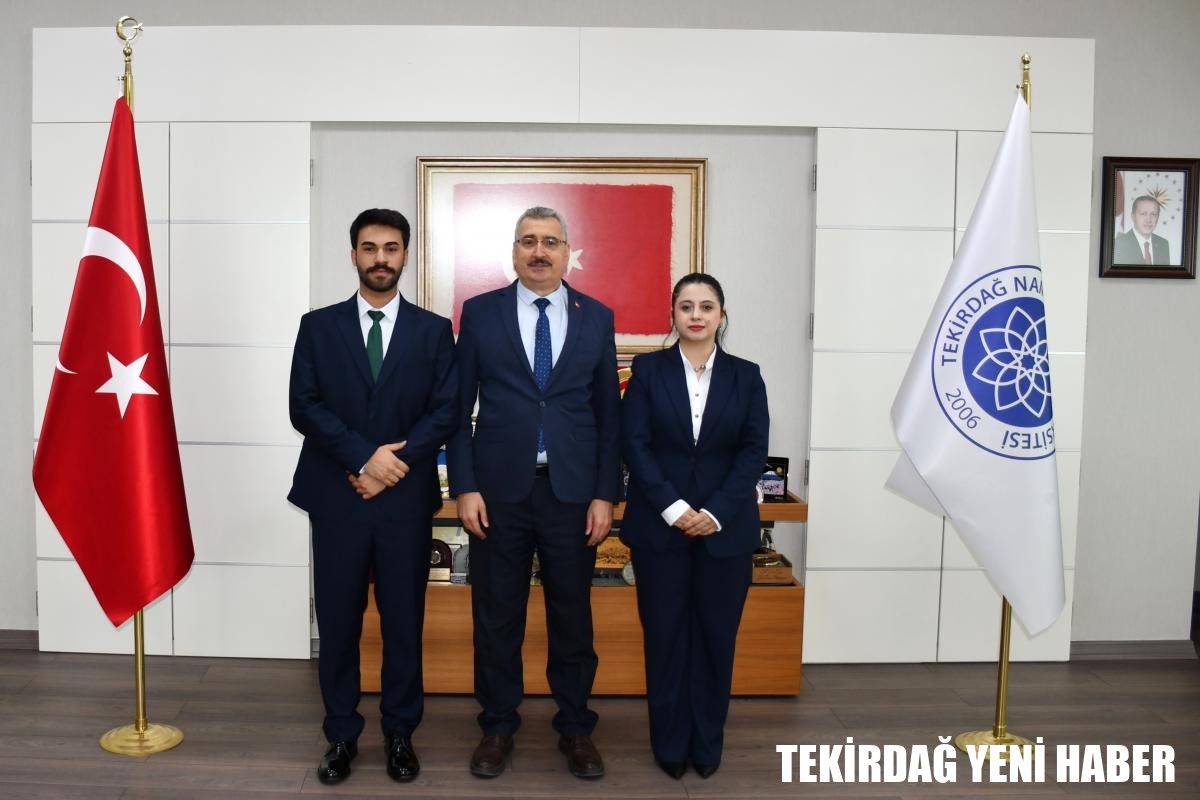 ÜNİVERSİTEMİZ ÖĞRENCİLERİNDEN REKTÖRÜMÜZE ZİYARET