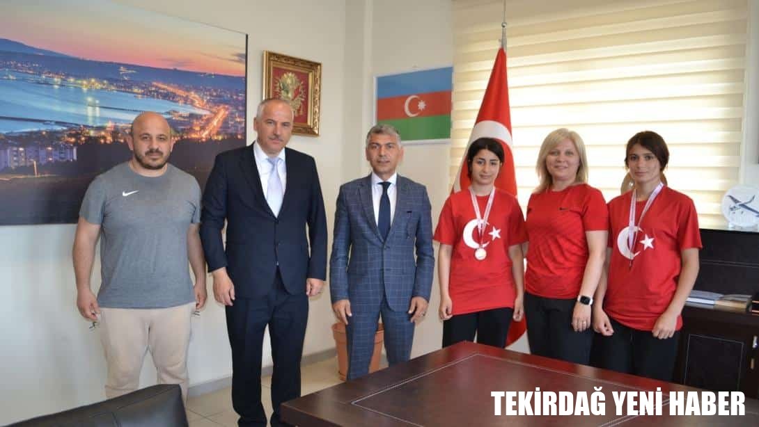 Yıldız Kızlar Türkiye üçüncüsü ve Türkiye beşincisi olan Hacıilbey Ortaoukulu Öğrencileri Armine Reyhan AKALAN ve İrem ÖNGÖREN İlçe Milli Eğitim Müdürü . Ebubekir ATİLLA’yı ziyaret ettiler