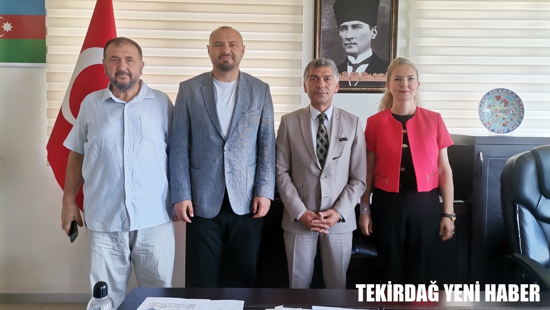 Ak Parti İlçe Başkanı  Nusret MANDACI, Ak Parti İlçe Kadın Kolları Başkanı  İlknur KOÇ ve İlçe Yönetim Kurulu Üyesi Rıdvan DURAK; İlçe Milli Eğitim Müdürü  Ebubekir ATİLLA’ya Nezaket Ziyaretinde Bulundular.