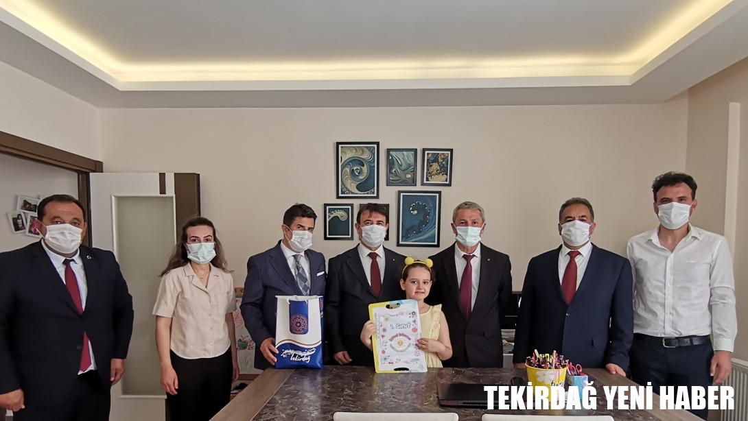 Evde Eğitim Alan Öğrencimizin Karne Sevincine Ortak Olundu