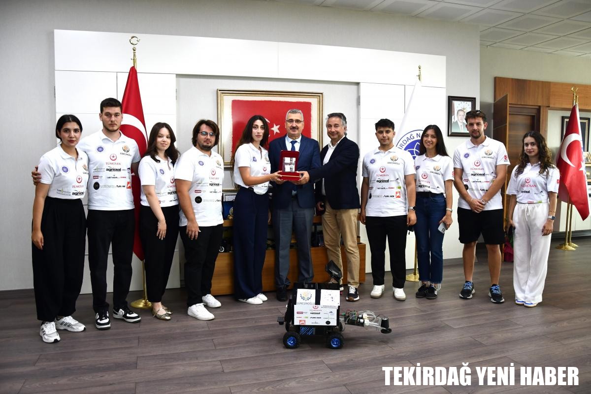 FIELD ROBOT EVENT 2025’TE 1.LİK KAZANAN TEKİRDAĞ NKÜ GÜNEŞİNOĞLU TAKIMINDAN REKTÖRÜMÜZE ZİYARET
