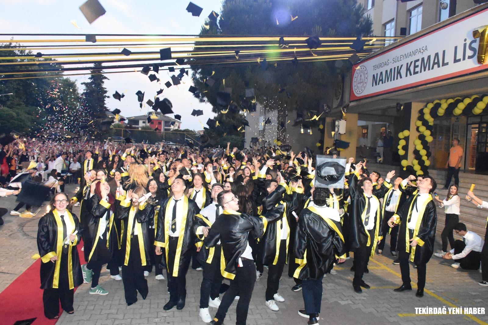 Namık Kemal yeni mezunlarını verdiTekirdağ’ın en köklü lisesi olan Tekirdağ Namık Kemal Lisesi 70. Mezunlarını verdi.