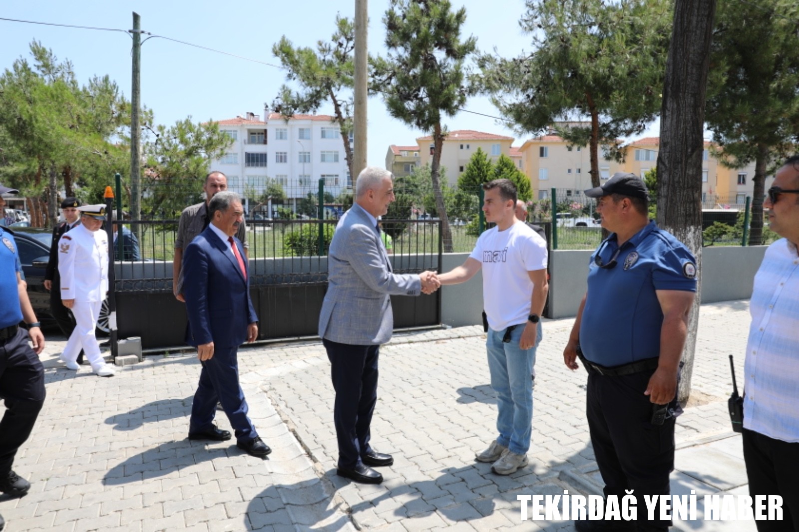 Ticaret Bakanı Bolat ve Vali Vekili Güler Vatandaşla ve Görevi Başında Bulunan Personelle Bayramlaştı
