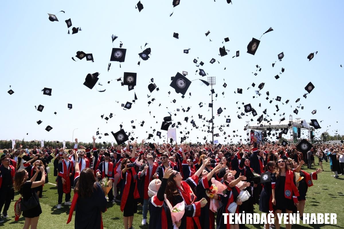 ÜNİVERSİTEMİZ 2024-2025 AKADEMİK YILI LİSANS MEZUNİYET TÖRENİ GERÇEKLEŞTİ