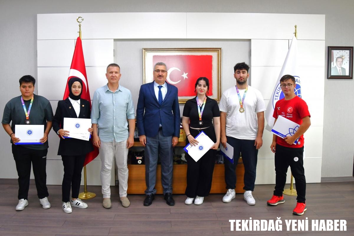 ÜNİVERSİTEMİZİN BAŞARILI SPORCULARINDAN REKTÖRÜMÜZE ZİYARET