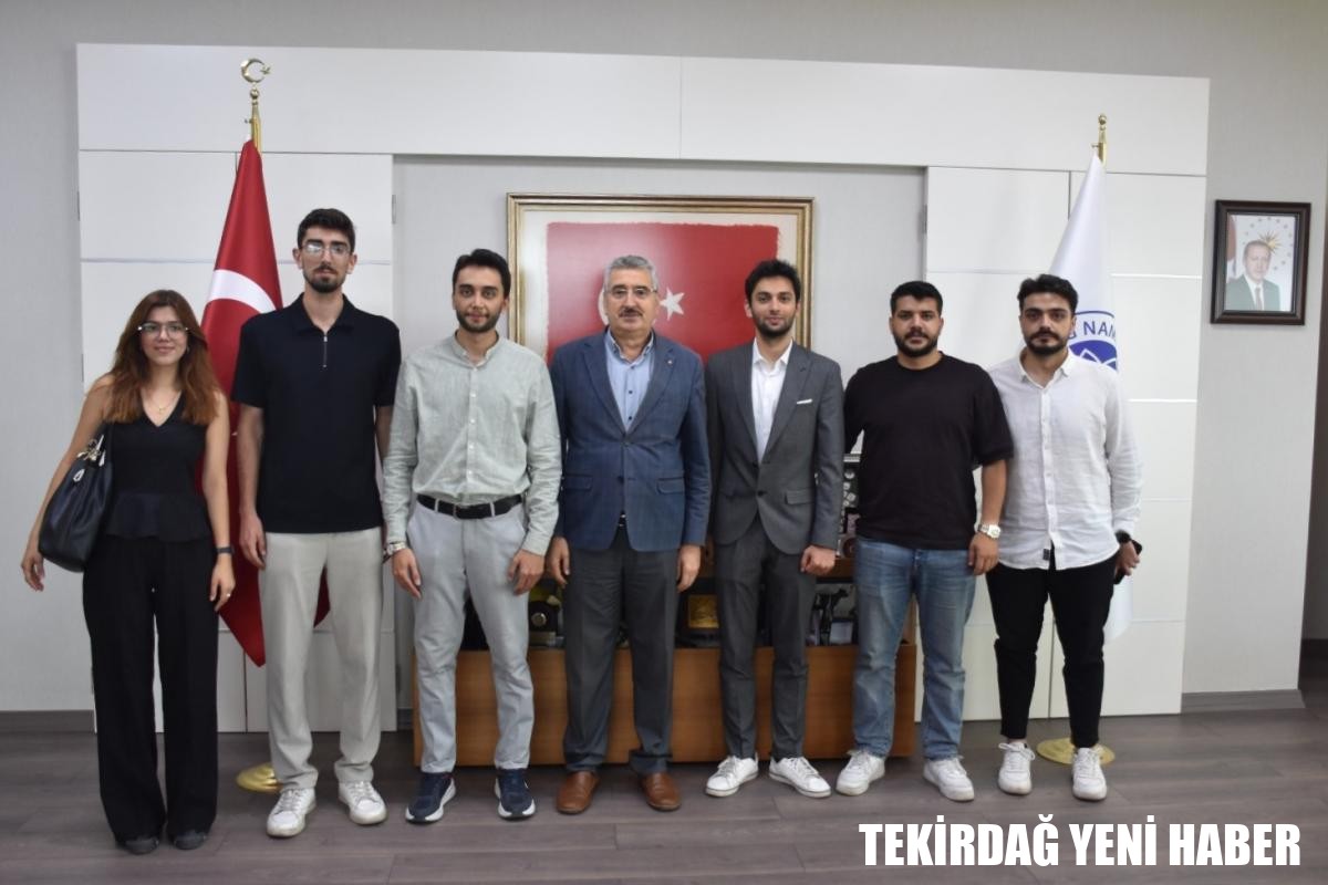 HUKUK FAKÜLTESİ ÖĞRENCİLERİNDEN REKTÖRÜMÜZE ZİYARET