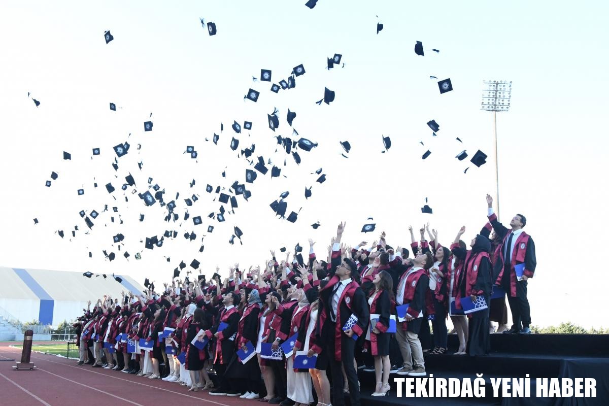 ÜNİVERSİTEMİZ TIP FAKÜLTESİ 2024-2025 AKADEMİK YILI MEZUNİYET TÖRENİ GERÇEKLEŞTİRİLDİ