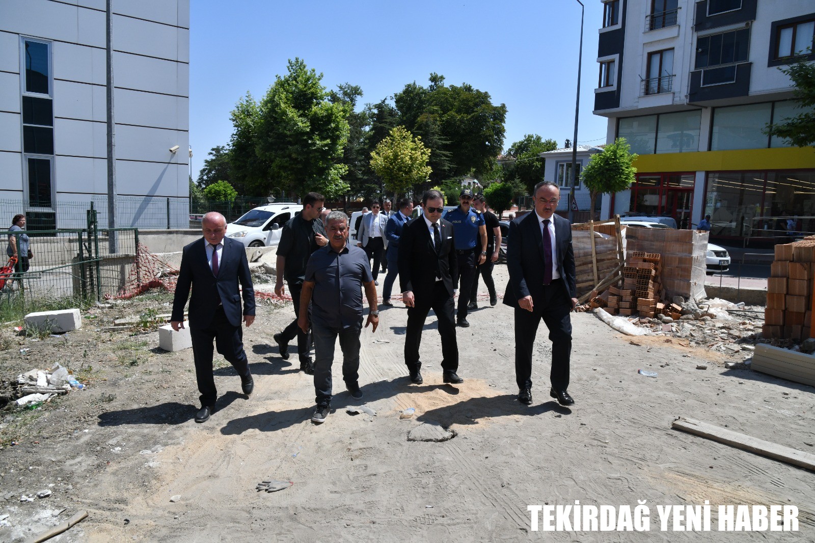 Vali Soytürk Yapımı Devam Eden İlkokulda İncelemelerde Bulundu
