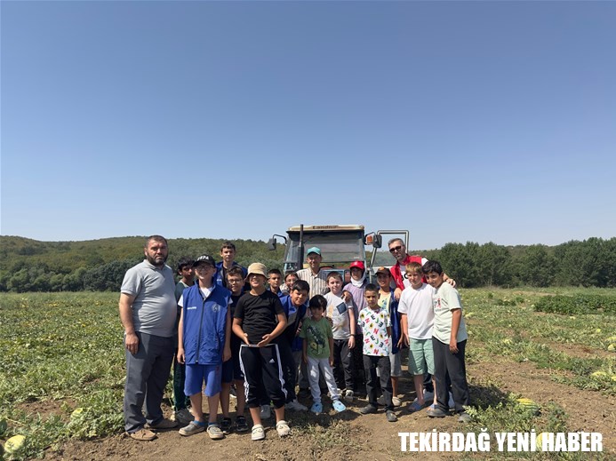 GÖNÜLLÜ HASAT ETKİNLİĞİNDE YAZ GÜNLERİNİN VAZGEÇİLMEZ MEYVESİ KARPUZ, TARLADAN SOFRALARIMIZA GELİYOR!