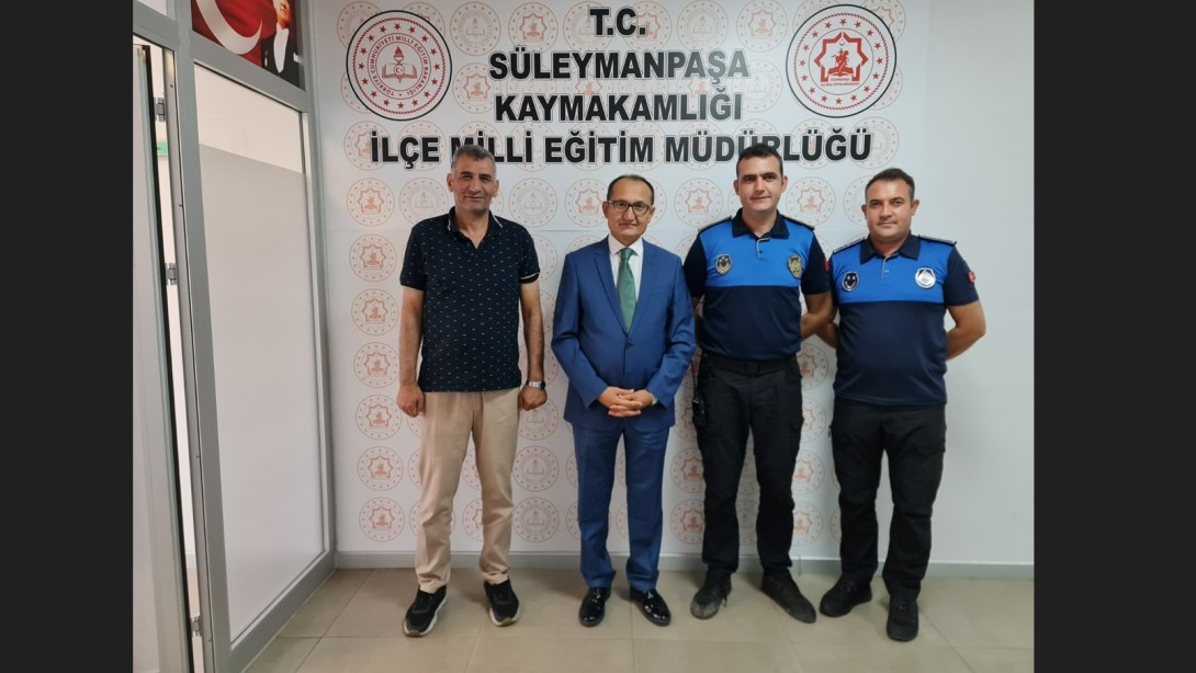 Kapaklı Belediyesi Zabıta Müdürü Mustafa GÜLER, Zabıta Amiri Nejat GÜRE ve Kapaklı İlçe Milli Eğitim Şube Müdürü Mehmet Sıddık ASLAN; İlçe Milli Eğitim Müdürü Fahri KIRMIZI’ya Hayırlı Olsun Ziyaretinde Bulundular.