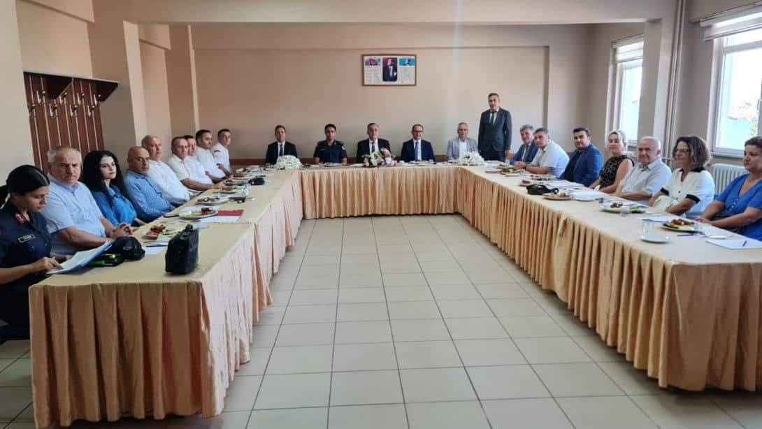 Kaymakamı  Mahmut Nedim TUNÇER başkanlığında Halk Eğitim Merkezi Müdürlüğü Toplantı Salonunda Hayat Boyu Öğrenme Komisyon Toplantısı gerçekleştirildi.
