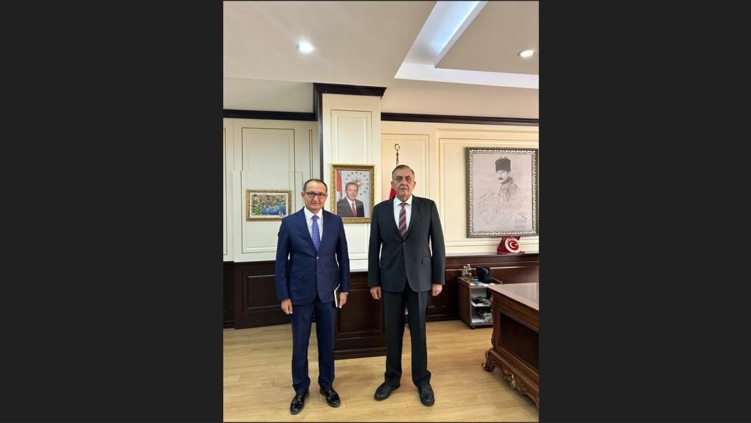 Kaymakamı  Mahmut Nedim TUNÇER, Süleymanpaşa İlçe Milli Eğitim Müdürü olarak atanan Fahri KIRMIZI’nın ziyaretlerini makamında kabul etti.