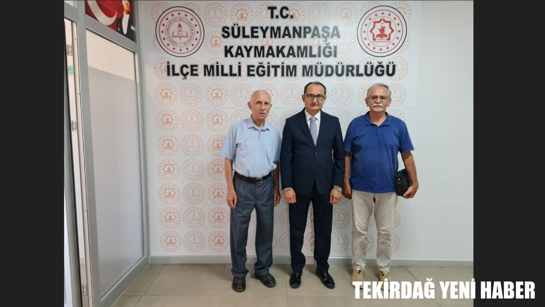 Tarih Bilincinde Buluşanlar Derneği Başkanı Hüseyin BAYOL ile Dernek Genel Sekreteri Muzaffer ÇEVİK, İlçe Milli Eğitim Müdürü Fahri KIRMIZI’ya Hayırlı Olsun Ziyaretinde Bulundu.
