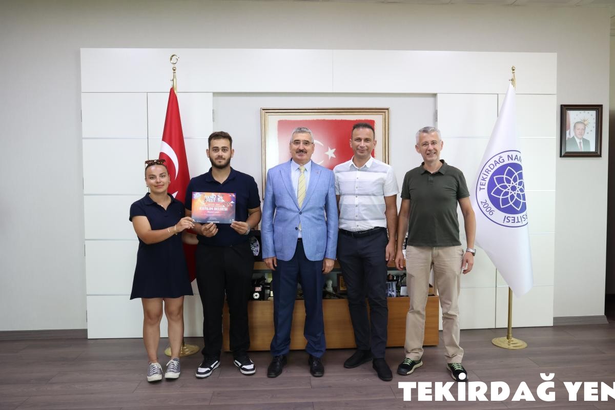 TEKNOFEST 2025’TE ROBOTAKSİ-BİNEK OTONOM ARAÇ KATEGORİSİ KTR BİRİNCİSİ ÖĞRENCİLERİMİZDEN REKTÖRÜMÜZE ZİYARET