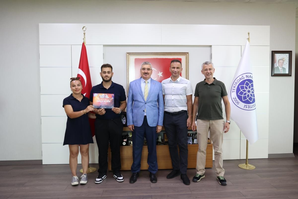 TEKNOFEST 2025’TE ROBOTAKSİ-BİNEK OTONOM ARAÇ KATEGORİSİ KTR BİRİNCİSİ OLAN ÖĞRENCİLERİMİZDEN REKTÖRÜMÜZE ZİYARET