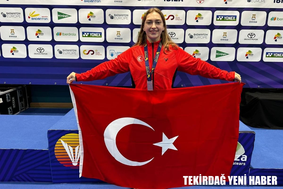 ÜNİVERSİTEMİZİ BAŞARIYLA TEMSİL EDEN ÖĞRENCİMİZE ÖDÜL TAKDİMİ