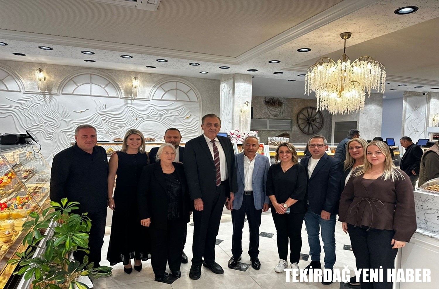 Kaymakamı  Mahmut Nedim TUNÇER, İlçemiz esnaflarından Recep KALKAN’a ait yeni açılan iş yerini ziyaret etti.