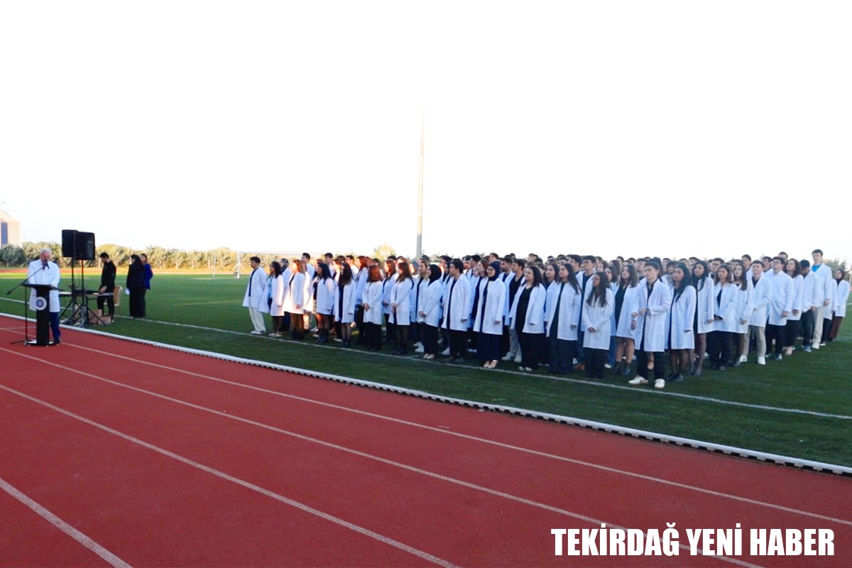 TEKİRDAĞ NKÜ TIP FAKÜLTESİNDE 18. GELENEKSEL BEYAZ ÖNLÜK GİYME TÖRENİ GERÇEKLEŞTİRİLDİ