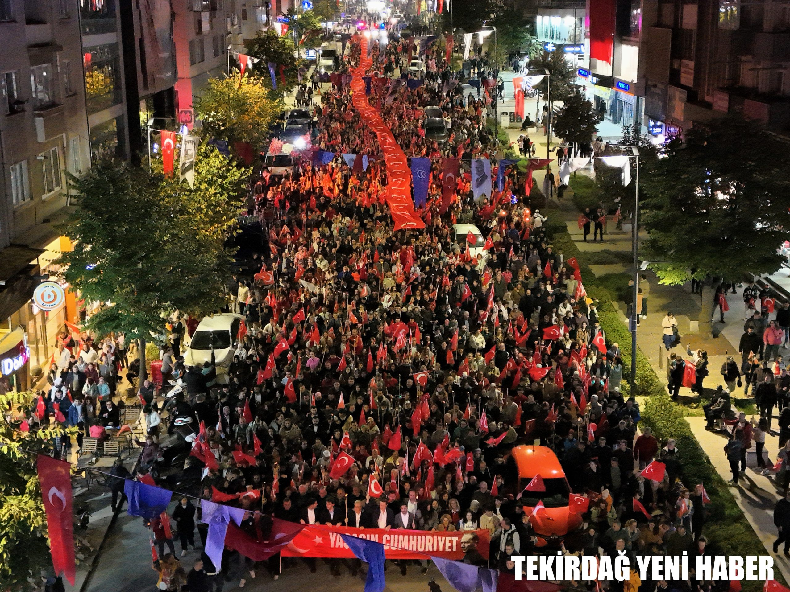 YİNE MUHTEŞEM BİR ATMOSFERDE CUMHURİYET COŞKUSU YAŞANDI