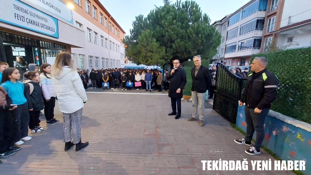 İlçe Milli Eğitim Müdürü Fahri KIRMIZI, İlçemiz Fevzi Çakmak Ortaokulunda Düzenlenen Bayrak Töreni’ne Katıldı.