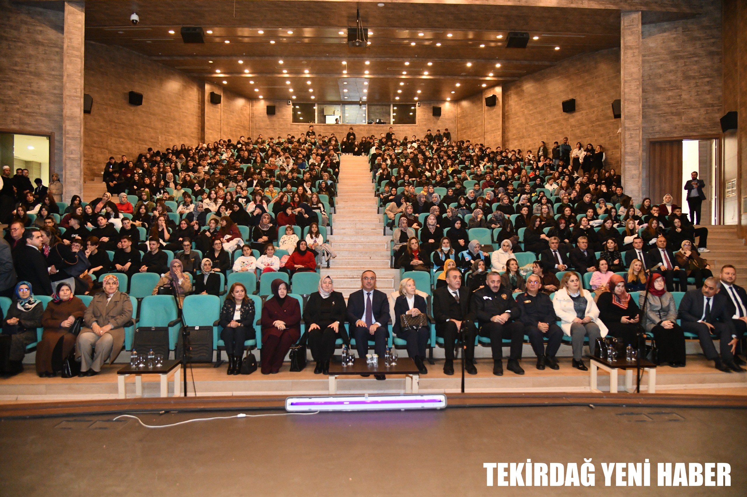 Vali Soytürk ve Eşi Nurdan Soytürk Altın Çağ İsimli Tiyatro Gösterisine Katıldı
