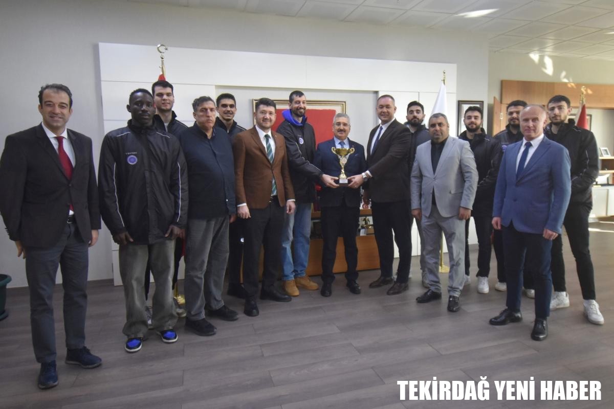 ŞAMPİYON BASKETBOL TAKIMIMIZDAN REKTÖRÜMÜZE ZİYARET