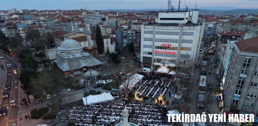 Binlerce Çorlulu Cumhuriyet Meydanı`nda İftarda Buluştu