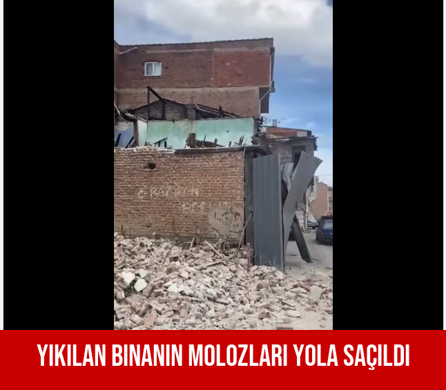 Yıkılan Binanın Molozları Yola Saçıldı