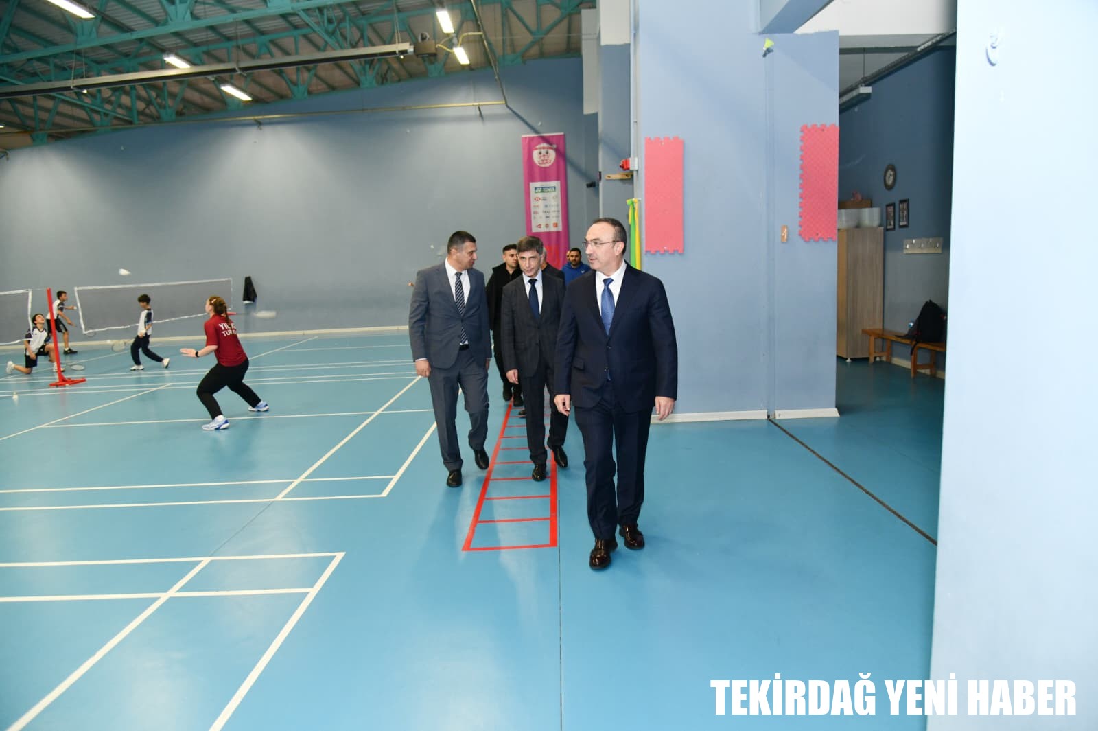 Vali Soytürk Çorlu Çok Amaçlı Spor Salonu’nu Ziyaret Ederek Sporcularla Badminton Oynadı