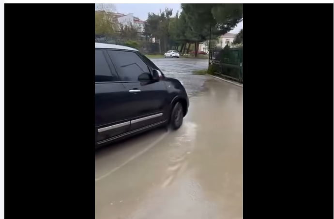 Çocuklar Göle Dönen Yolda Okula Gitmek Zorunda Kalıyor