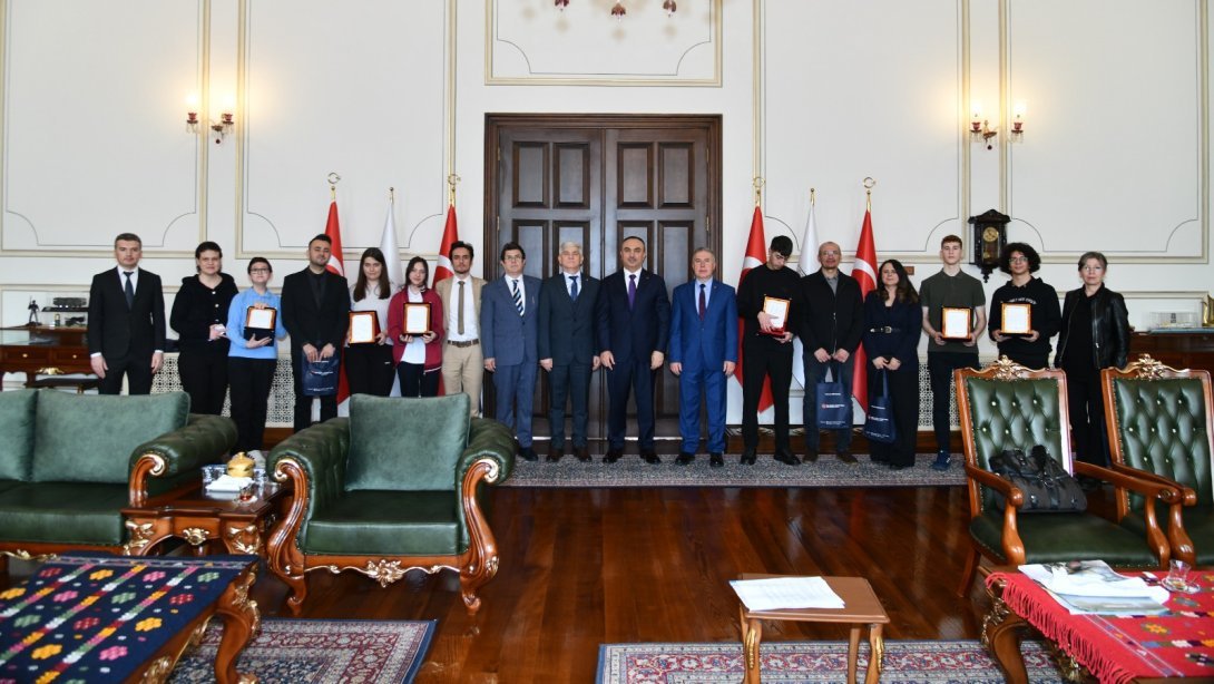 “Genç Tasarımlar” Yarışmasında Başarılı Olan Öğrenciler Vali Soytürk ile Buluştu
